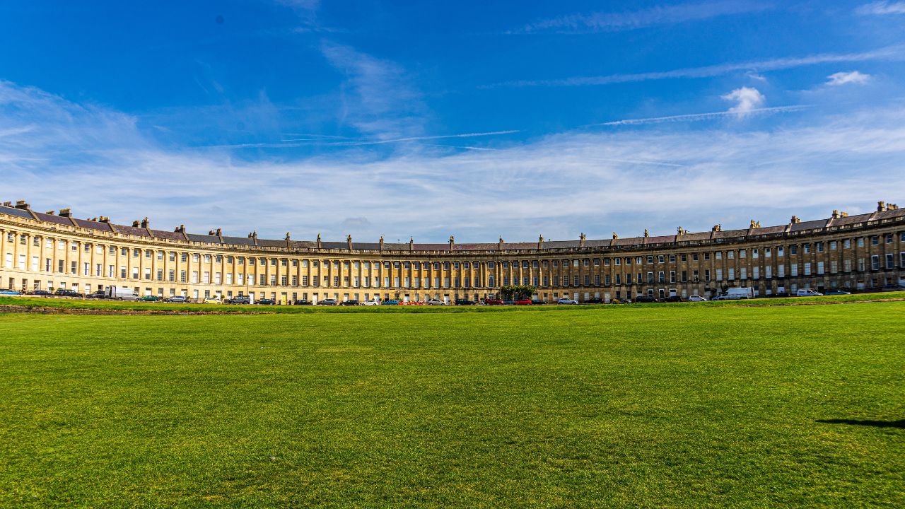 A sweeping Georgian building in the shape of a crescent in bath.