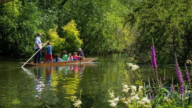 Promenez vous sur la Tamise à bord de barques dans la ville d'Oxford. © Unsplash/Noel Broda Un groupe de personnes fait de la barque sur la Tamise par une journée ensoleillée à Oxford.