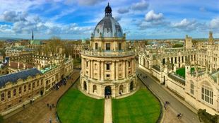 Le bâtiment principal de la caméra Radcliffe avec son grand plafond en bois et ses murs en pierre beiges à l'université d'Oxford.