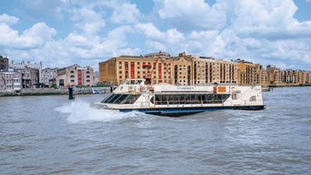 Voyagez en bateau le long des voies navigables de Londres et admirez le paysage lors d'une croisière touristique avec City Cruises. ©London & Partners/Michael Barrow
