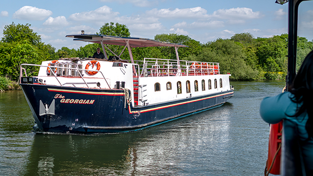 Unternehmen Sie eine Fahrt an Bord des French Brothers Windsor Riverboat und bewundern Sie Windsor aus einem anderen Blickwinkel, während Sie den Fluss entlang fahren. © visitlondon.com/Michael Barrow Ein French Brothers Windsor Boot segelt den Fluss entlang der königlichen Stadt Windsor grenzt.