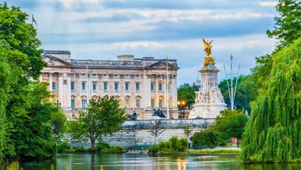 Visit iconic Buckingham Palace on an unescorted day tour. Image courtesy of Shutterstock.