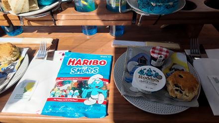 Discover fun facts and stories about London’s iconic sights while enjoying a delightful Smurfs-themed afternoon tea. Image courtesy of Golden Tours.