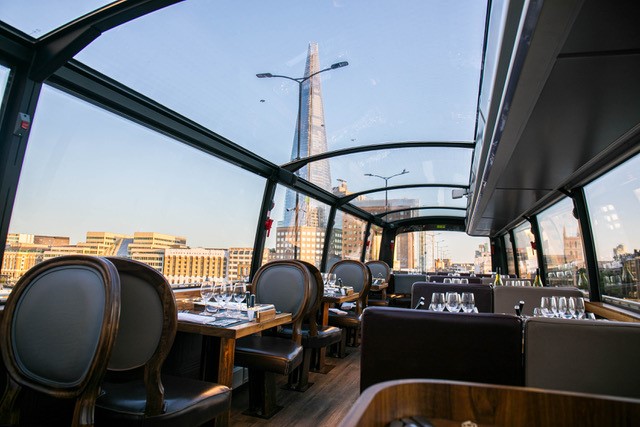 Découvrez les hauts lieux de la capitale tout en dégustant un menu gastronomique à bord du Bustronome. Image fournie par Bustronome. Photo credit: Bobbymakepeace. Le Shard, l'une des plus hautes tours de Londres est visible depuis le toit panoramique du bus touristique Bustronome.