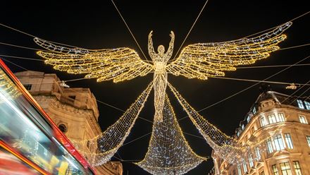 Sehen Sie die magischsten Weihnachtsdekorationen während der  Londoner Christmas Bus Light Tour. Bild mit Genehmigung von London & Partners/Michael Barrow.
