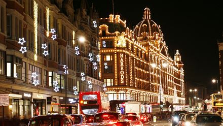 Das Designer-Kaufhaus Harrods, geschmückt mit Weihnachtsbeleuchtung. Bild mit Genehmigung von London & Partners.
