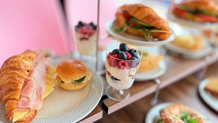 Discover famous landmarks of London while enjoying delicious brunch bites. Image courtesy of Golden Tours.