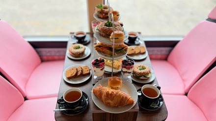 Spot famous sights of London while tucking into brunch. Image courtesy of Golden Tours.
