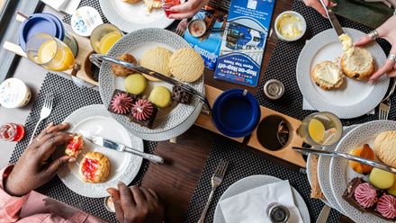Join the afternoon tea bus tour of London, the perfect occasion to discover London and its sights in the most fashionable way, with a cup of tea in hands. © photos.london