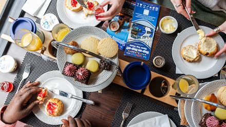 Join the afternoon tea bus tour of London, the perfect occasion to discover London and its sights in the most fashionable way, with a cup of tea in hands. © photos.london
