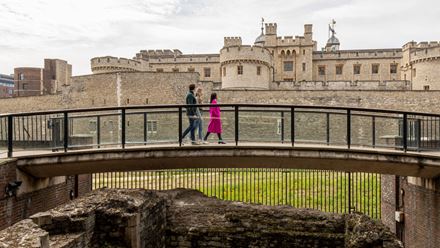 Explore London at your own pace with the hop-on hop-off bus tour and make a stop at your favourite London attractions. ©London & Partners/Michael Barrow.