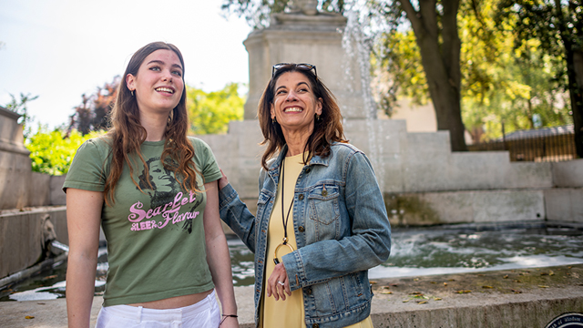 Deux femmes semblent rire et regarder vers quelque chose alors qu'elles explorent la ville royale de Windsor.