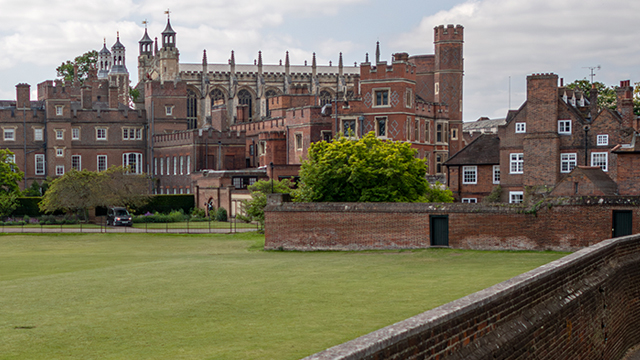 Embarquez à bord d'un bus touristique de type Hop-on Hop-off sur Windsor, et profitez de vues incomparable sur la ville royale, dont le chateau de Windsor. ©visitlondon.com/Michael Barrow Vue sur Eton College depuis le pont supérieur du bus Hop-On Hop-Off proposant une visite panoramique de Windsor.