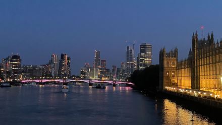 Enjoy a glittering night-time view of some of London’s top attractions. Image courtesy of Golden Tours.