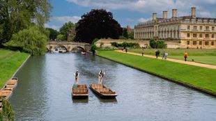 Deux bateleurs se croisent sur la rivière Cam, près du Kings College à Cambridge.