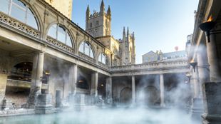 De la vapeur s'échappe des bains romains de Bath.