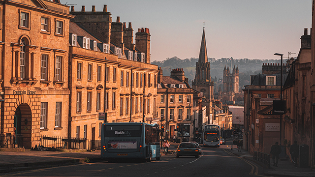 Ville de Bath, Photo fournie par Silviya Nenova sur Unsplash Vue sur les rues de Bath et ses bâtiments de l'époque géorgienne au coucher de soleil.