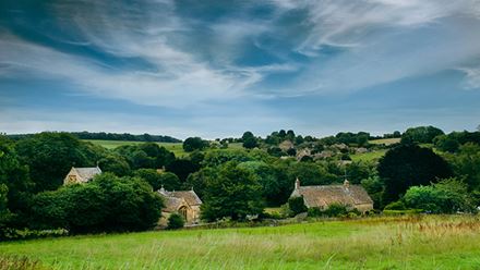 Partez à la visite des Cotswolds et découvrez des cottages et villages de campagne des plus pittoresques. Image fournie par Edson Rosas via Unsplash.
