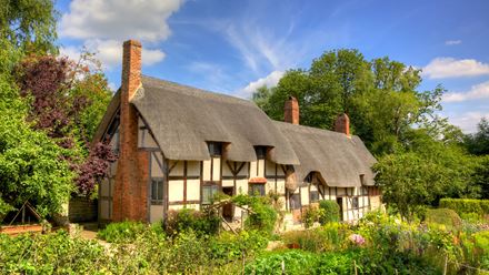 Anne Hathaway's Cottage in Stratford-upon-Avon. Image courtesy of Shutterstock.