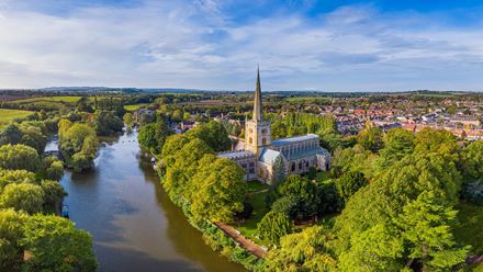 Stroll along the riverside and admire the charming cottages in Stratford-upon-Avon. Image credit: Shutterstock. Image courtesy of Shutterstock.