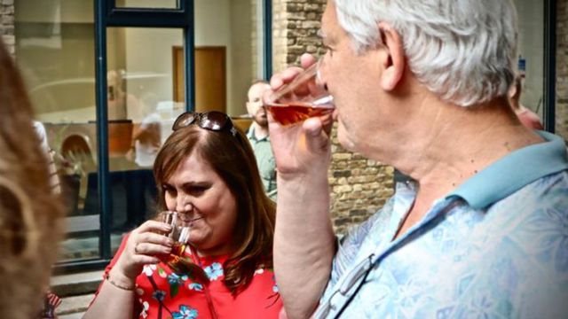 Probieren Sie ein lokales Bier während der Borough Market Food Tour. Bild mit Genehmigung von Red Letter Days. Ein Mann und eine Frau riechen und trinken ein Glas Bier auf einer Markttour durch die Stadt.