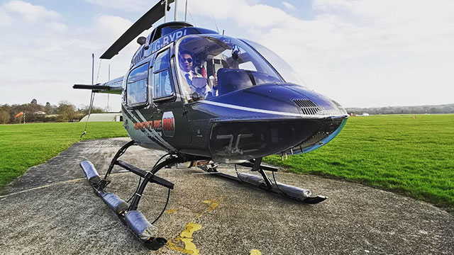 Un pilote expérimenté manœuvre l'hélicoptère © Adventure 001. Image reproduite avec l'aimable autorisation d'Adventure 001. Un pilote d'hélicoptère assis dans un hélicoptère au sol.