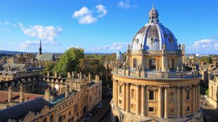 Vue panoramique sur la Radcliffe Camera, la bibliothèque Bodleian et sur la ville d'Oxford par une journée ensoleillée. 