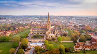 Vue aérienne sur la ville de Salisbury et sa cathédrale.