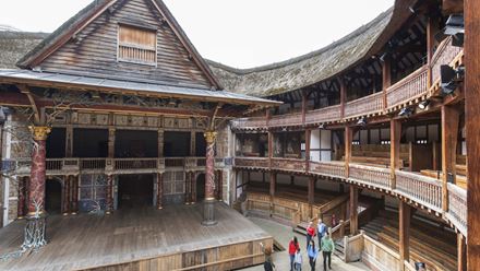 Participez à une visite guidée du Shakespeare Globe et explorez le légendaire théâtre en plein air où de nombreuses pièces de Shakespeare sont encore jouées aujourd'hui. Avec l'aimable autorisation du Shakespeare Globe.