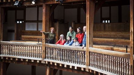 Découvrez des faits historiques fascinants lors d'une visite guidée du Globe de Shakespeare. Avec l'aimable autorisation du Shakespeare Globe.
