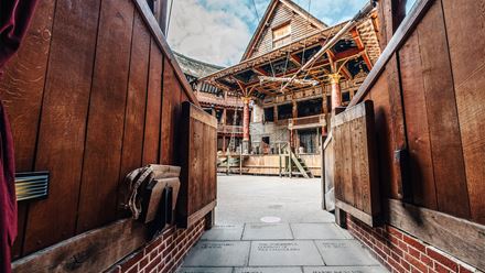 Prenez part à une visite guidée au Shakespeare Globe Theatre et revisitez 400 ans d'histoire. ©London & Partners/Michael Barrow
