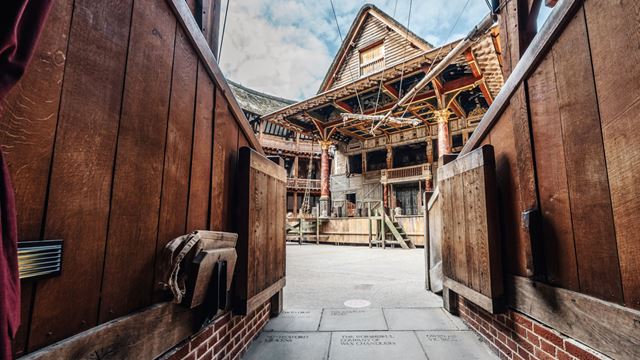 Aperçu de l'amphithéâtre de plein air du Shakespeare Globe et de sa structure en bois 