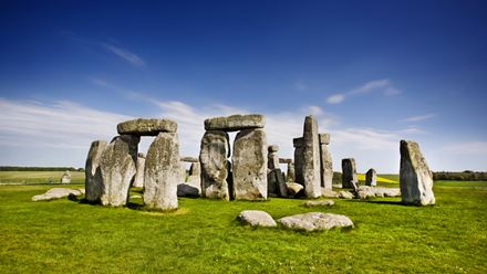 Visitez le site fascinant de Stonehenge, sujet aux nombreuses théories quant à ses origines. Image fournie par Shutterstock.