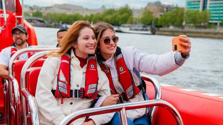 Genießen Sie atemberaubende Ausblicke bei der Ultimate London Adventure Tour mit Thames Rockets. Bild mit Genehmigung von Golden Tours.