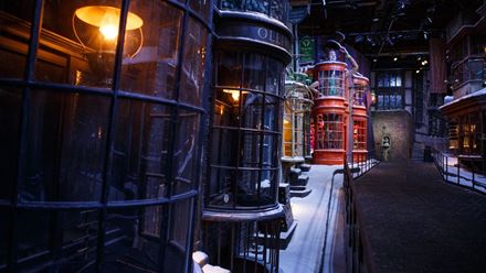 Discover Diagon Alley at Christmastime. TM & © Warner Bros. Entertainment Inc. Harry Potter Publishing Rights © JK