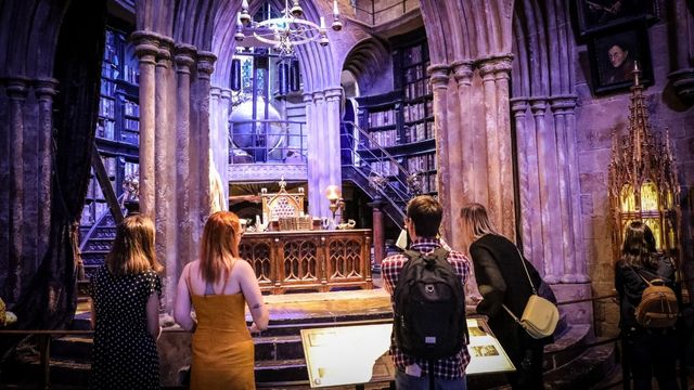 Un groupe de touristes découvre la réplique officielle du bureau d'Albus DUmbledore et ses artefacts aux studios de Londres.