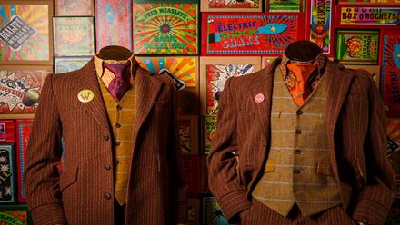 Admirez de près les costumes trois pièces des frères Weasley, exposés lors de l'événement Magical Mischief. TM & © Warner Bros. Entertainment Inc. Harry Potter Publishing Rights © JKR.