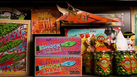 Visitez le magasin des frères Weasley se trouvant sur le Chemin de Traverse: Weasley: Un magasin pour sorciers facétieux. TM & © Warner Bros. Entertainment Inc. Harry Potter Publishing Rights © JKR.