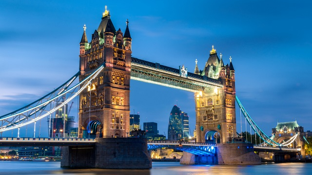 Une vue de Tower Bridge illuminé après la tombée de la nuit.