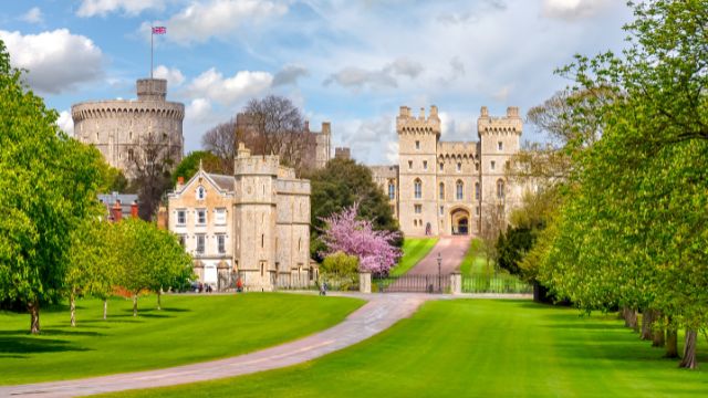 Le château de Windsor. © Shutterstock. Une photo du chemin menant au château de Windsor par une journée ensoleillée en Angleterre.