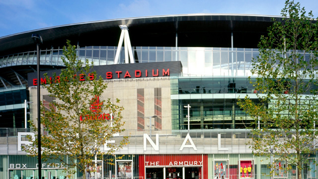 Die Außenansicht des Emirates-Stadions an einem sonnigen Tag.