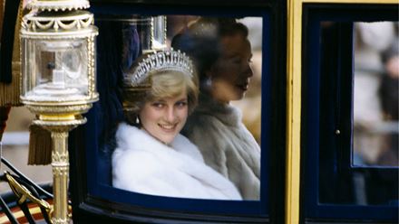 Découvrez les photos de Diana au fil des années et découvrez des histoires inédites racontées par Anwar Hussein, son photographe royal officiel. Avec l'aimable autorisation de Golden Tours.