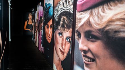 Visitez l'exposition Princesse Diana à Londres et découvrez des photos inédites de Lady Di retraçant les événements de sa vie. Imqge fournie par Golden Tours.