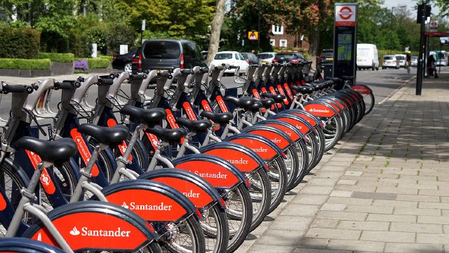 Eine Reihe von angedockten Santander Cycles in London an einem sonnigen Tag.