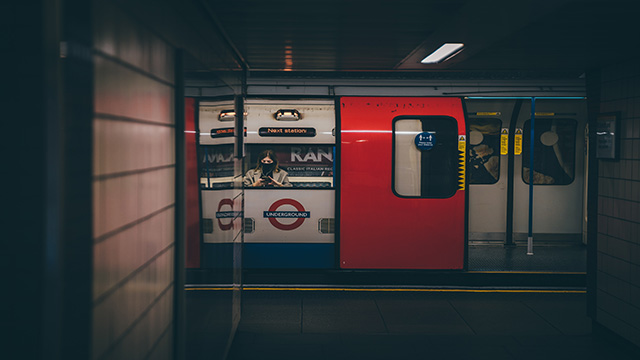 Le métro de Londres, Photo par Andrea De Santis sur Unsplash Une femme est assise dans le métro londonien, le Tube.