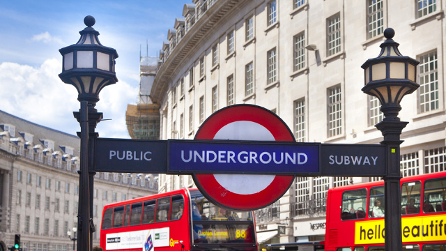 Signe de l'entrée  d'une station de métro à Londres près de Picadilly Circus