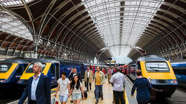 Des passagers traversent une gare très fréquentée à Londres.