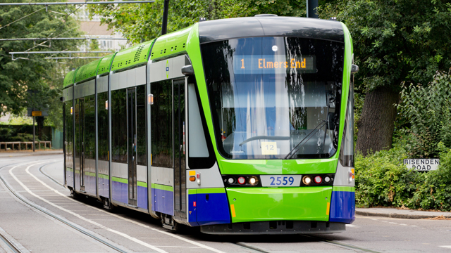 Tramway de Londres circulant dans la partie sud de Londres, Image fournie par librairie image TfL Un Tramway de couleur verte, blueu et blanche circule dans la partie sud de Londres à destination de Elmers Ends