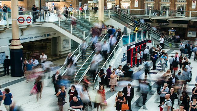 La gare de Liverpool Street où l'on peut voir un afflux de passagers au départ et à l'arrivée de cette station.