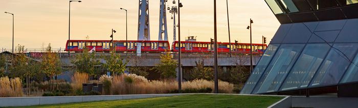 La ligne DLR et ses compartiments de couleur rouge passent en dessous du téléphérique de Londres.